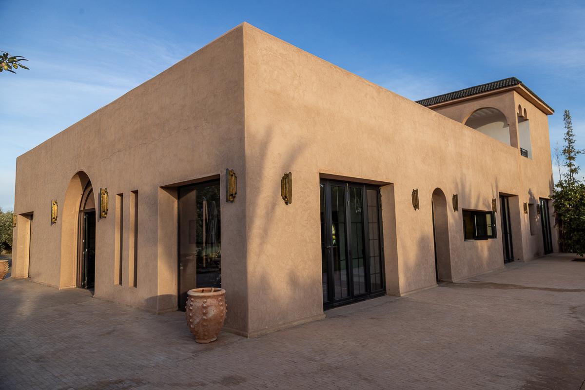 Panorama extérieur de la Villa Yemna au coucher du soleil