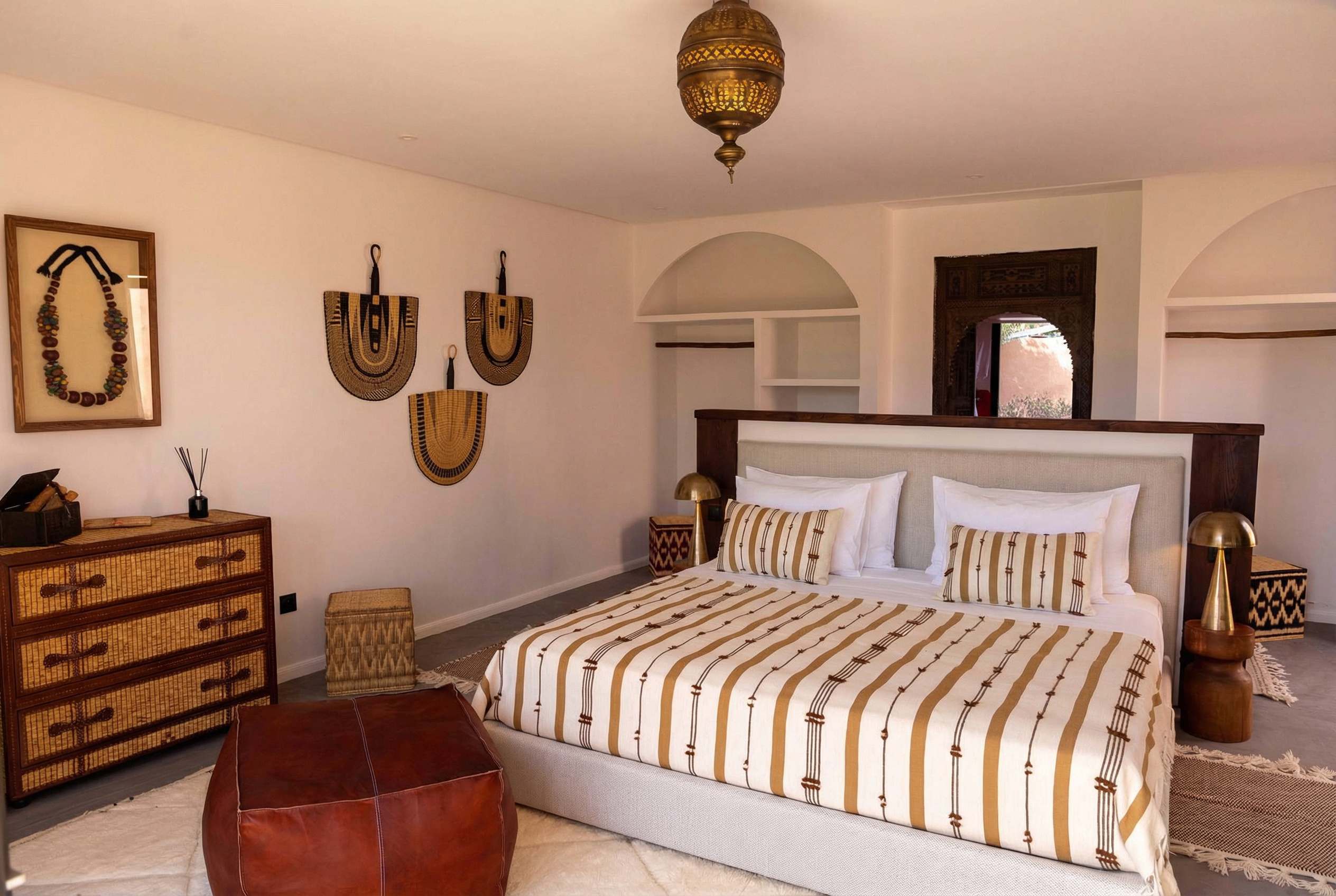 Suite Imi Ouaddar de la Villa Yemna à Marrakech, chambre avec lit double et décoration marocaine, vue d'ensemble.