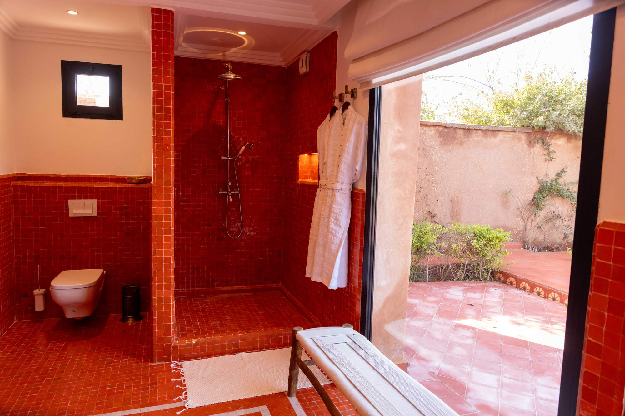 Suite Imi Ouaddar de la Villa Yemna à Marrakech, salle de bain avec douche ouverte sur la terrasse.
