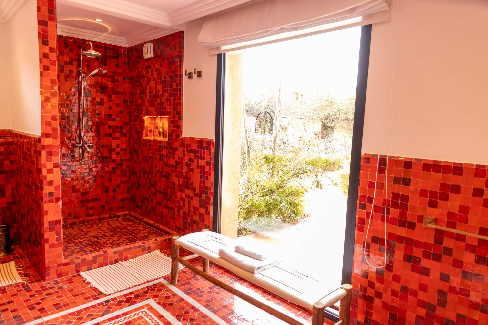 Suite Imlil de la Villa Yemna à Marrakech, salle de bain avec douche rouge, vue extérieure.
