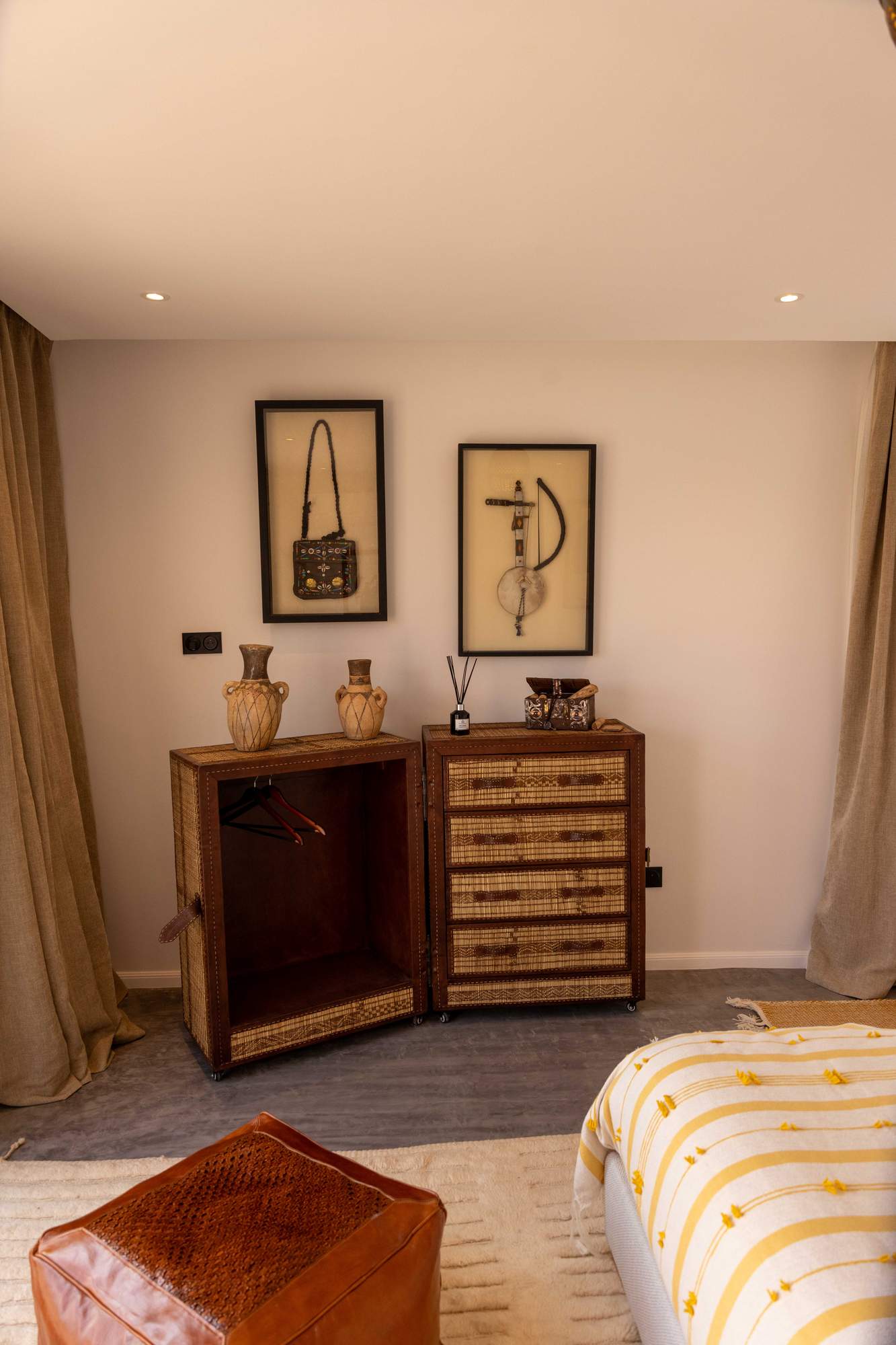 Suite Moulay Bouazza de la Villa Yemna à Marrakech, chambre avec commode et vannerie, vue en angle.