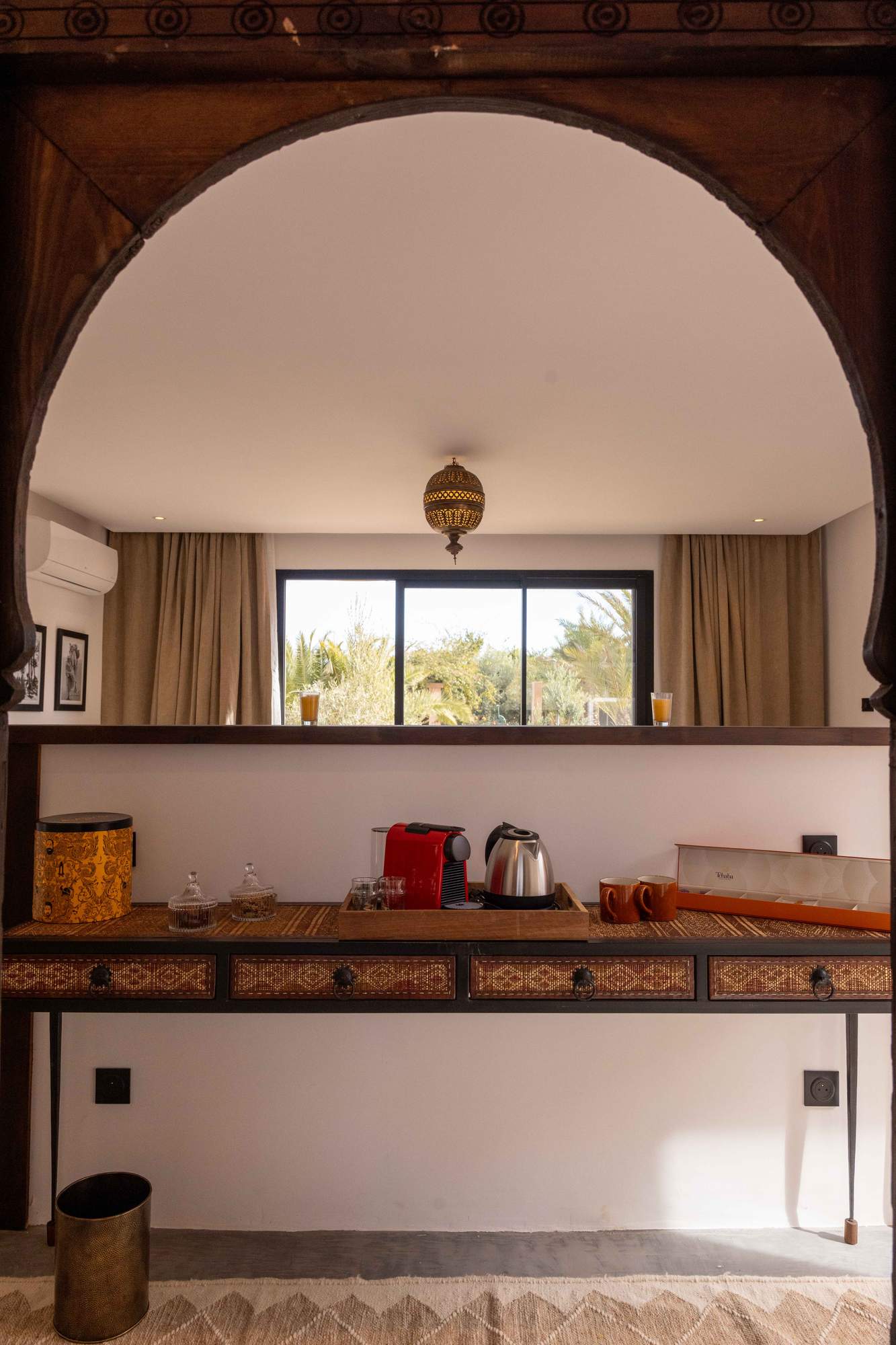 Suite Ourika de la Villa Yemna à Marrakech, kitchenette avec machine à café, vue sur la fenêtre.