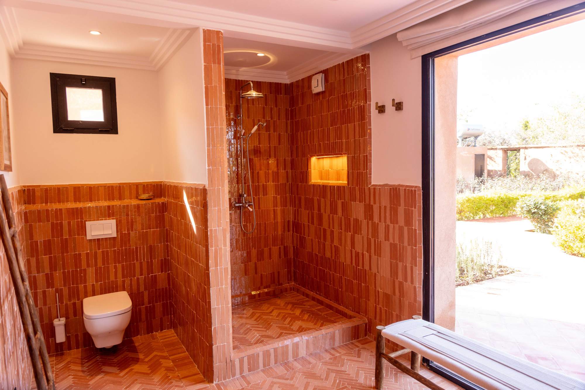 Suite Ourika de la Villa Yemna à Marrakech, salle de bain avec douche en tomettes, vue extérieure.