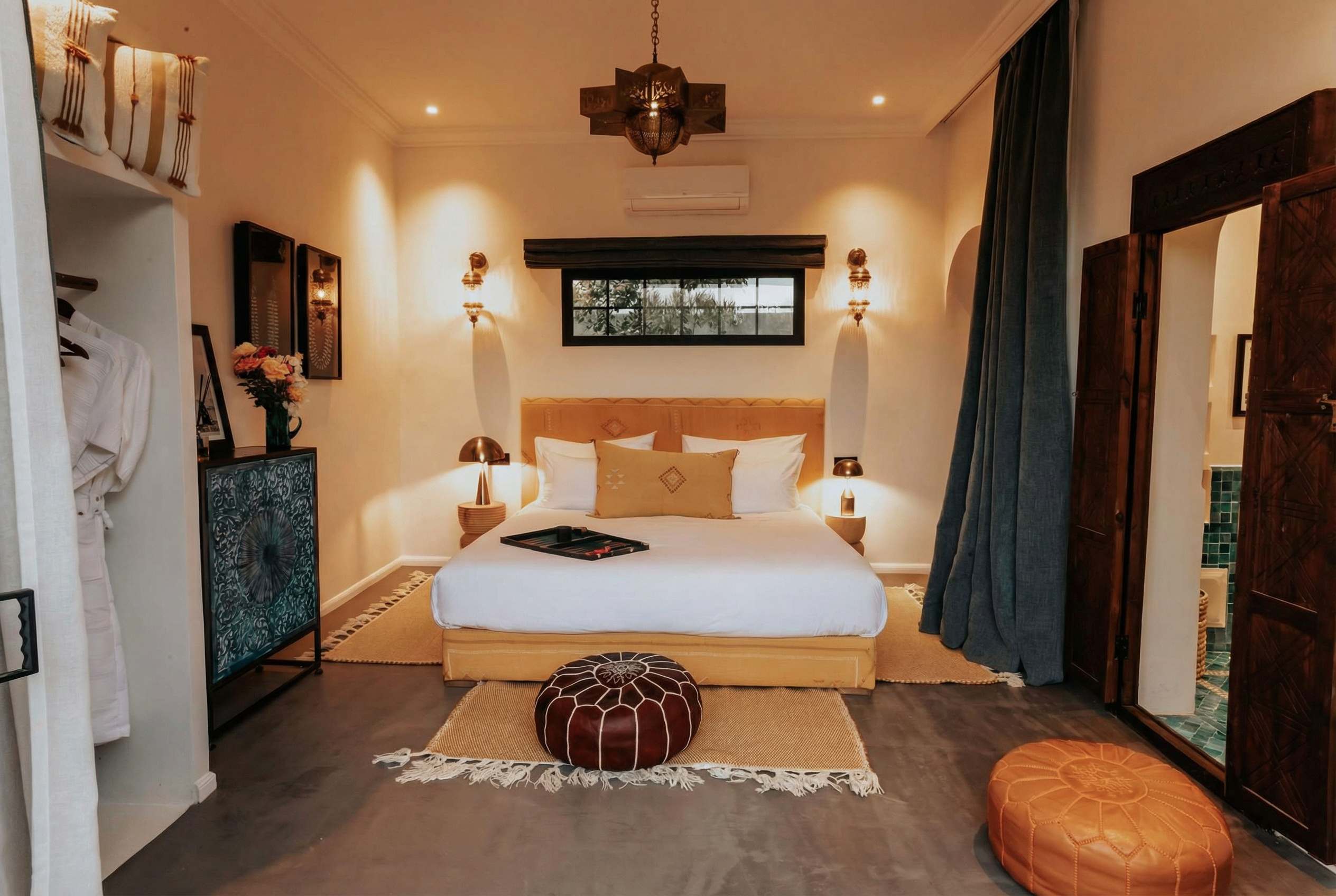 Chambre Taghazout de la Villa Yemna à Marrakech, chambre avec lit double et pouf en cuir, vue d'angle centrale.