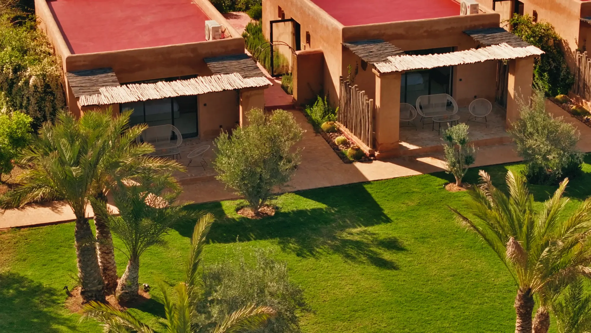 Vue drone des suites de Villa Yemna avec terrasses privées et jardins.